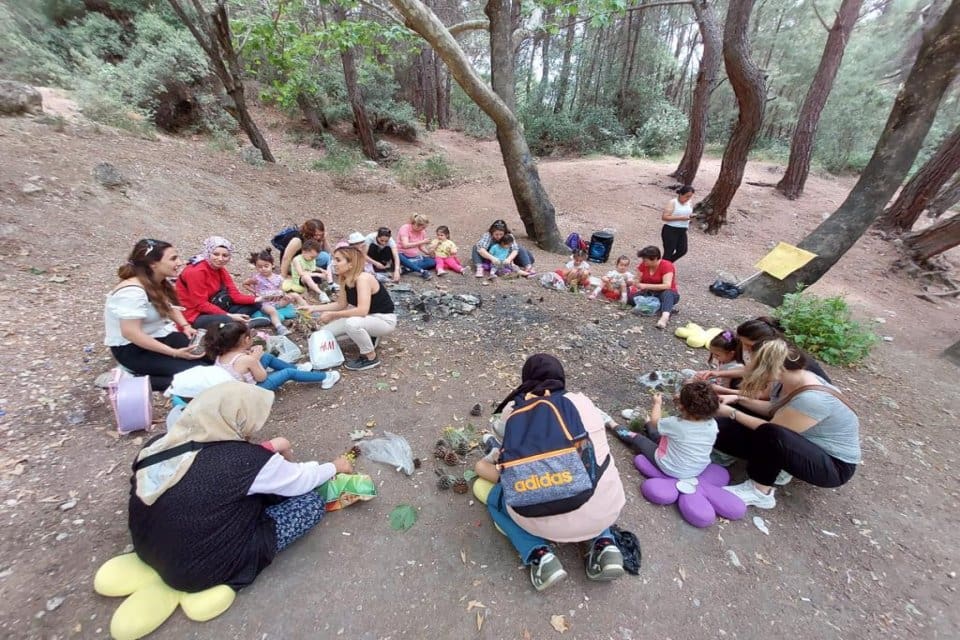 Bornovalı minikler, Bornova Belediyesi&rsquo;nin d&uuml;zenlediği Doğa At&ouml;lyesi ile eğlenerek &ouml;ğrendikleri
