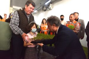 Bornova Belediyesi, betonlaşan kentte bitki ve çiçek yetiştirme imkanı bulamayan