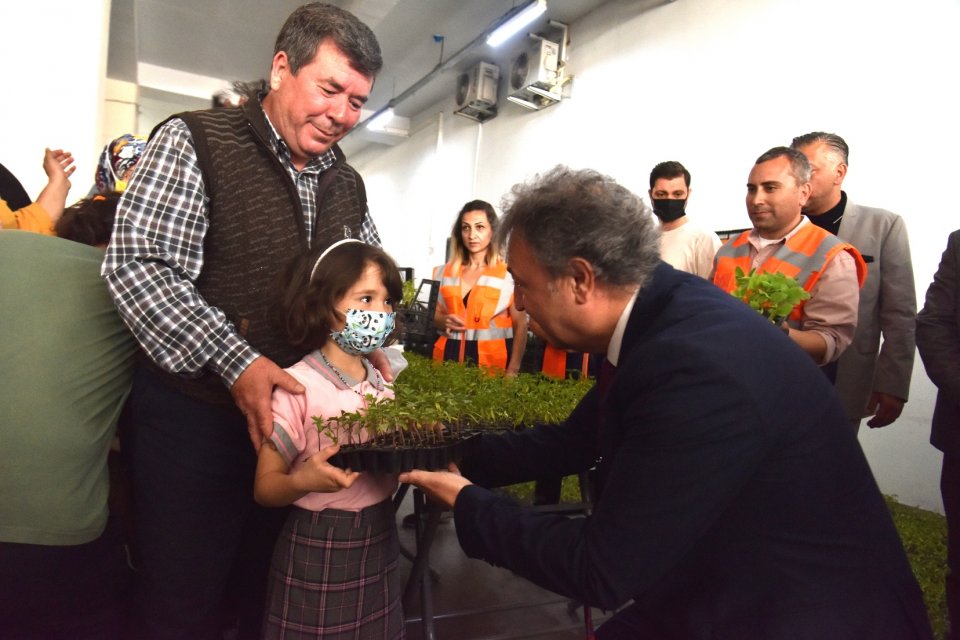 Bornova Belediyesi, betonlaşan kentte bitki ve çiçek yetiştirme imkanı bulamayan