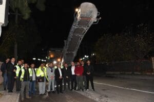 Kendi tesisinde &uuml;rettiği asfaltla il&ccedil;e genelindeki yol yenileme &ccedil;alışmalarını aralıksız
