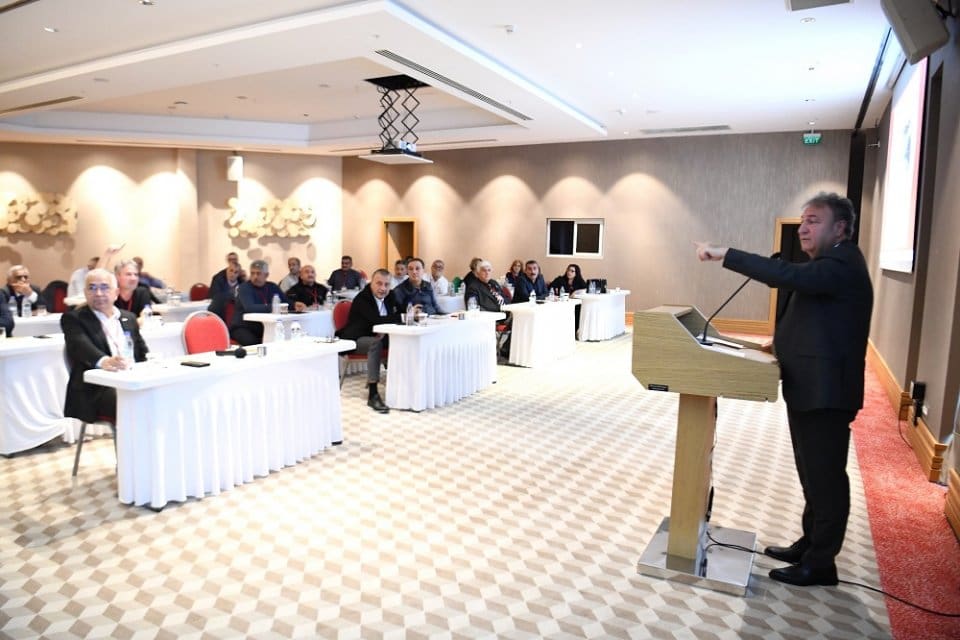 Bornovalı Muhtarlar Bornova Belediyesi tarafından d&uuml;zenlenen yıl sonu değerlendirme toplantısında