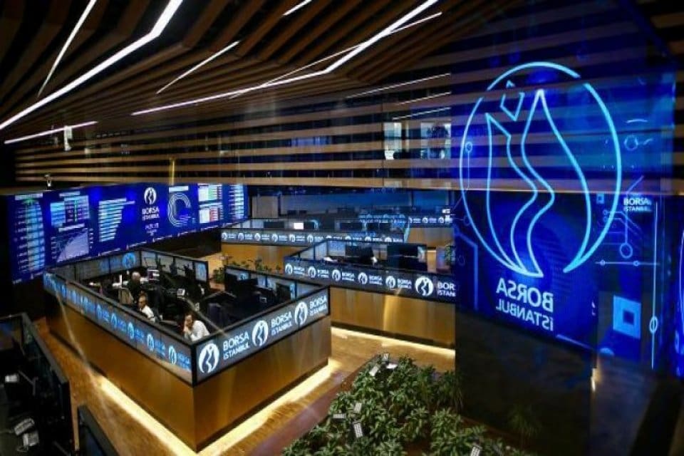 Borsada hareketli g&uuml;nler yaşanırken, Halkbank'tan ve İş Bankası'ndan hisse geri