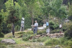 K&Uuml;TAHYA'da yaşayan Yusuf Ok&ccedil;u (76), boş araziyi su getirip, 15