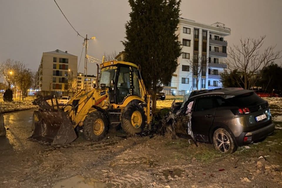 Tuzla&rsquo;da s&uuml;r&uuml;c&uuml;s&uuml;n&uuml;n kontrol&uuml;n&uuml; kaybettiği otomobil &ouml;nce kaldırıma daha sonra da
