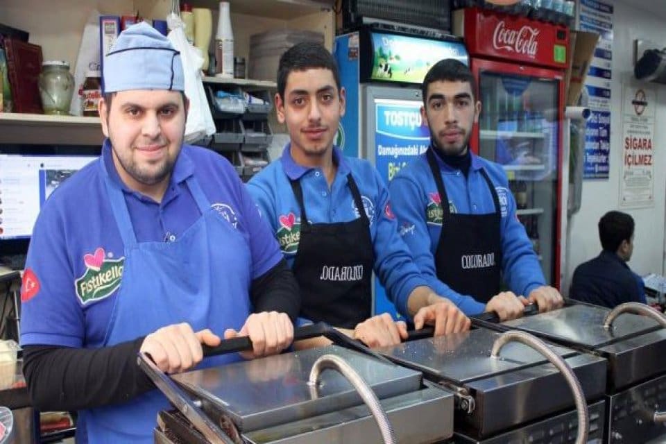 Gaziantepli bir tost&ccedil;u, ekmeğin arasına ket&ccedil;ap ve biber koyarak yaptığı
