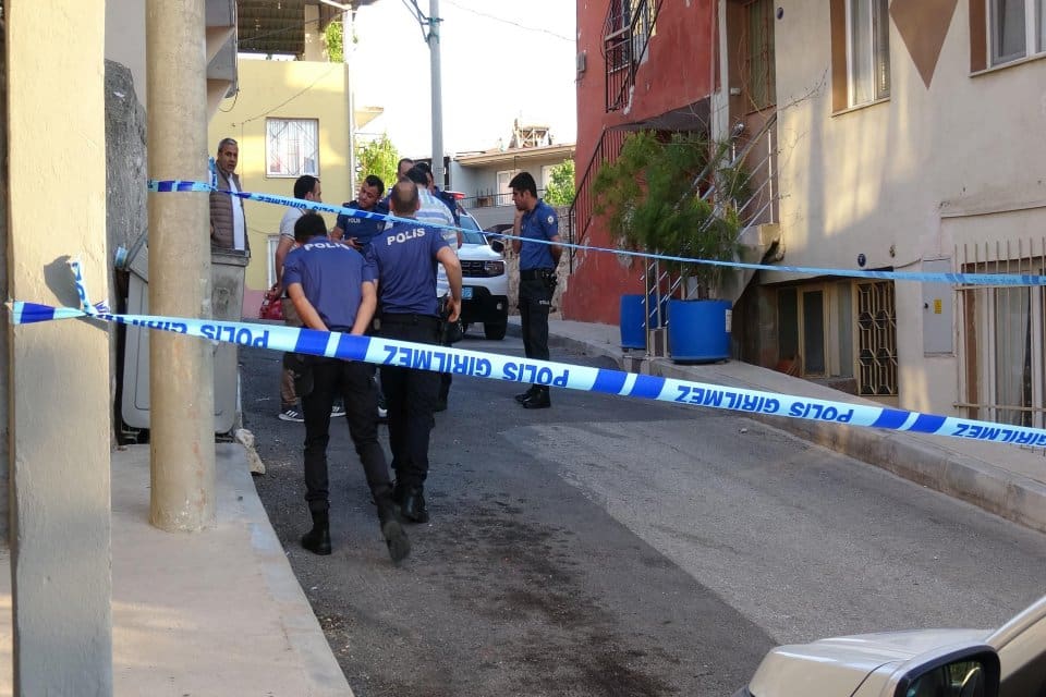 İzmir'in Konak il&ccedil;esinde M.A. (37), boşanma aşamasında olduğu eşi Cansu