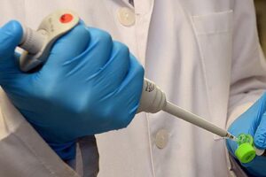 İzmir’de yaşayan Suriyeli Emine Ezzat (23), sperm sayısının yetersiz olduğunu