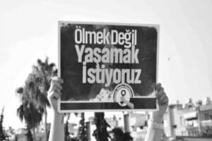 İZMİR'de boşanma aşamasındaki eşi Ertekin Mert'in (51) minib&uuml;ste av t&uuml;feğiyle