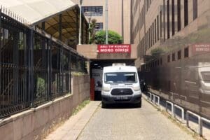 İzmir'in Konak il&ccedil;esinde M.A.'nın (37), oğlu D.A.'nın (5) g&ouml;z&uuml;n&uuml;n &ouml;n&uuml;nde