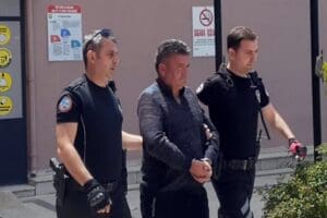 Aydın'ın S&ouml;ke il&ccedil;esinde, tartıştığı eşi Zehra &Ccedil;i&ccedil;ek'i (37) tabancayla vurarak