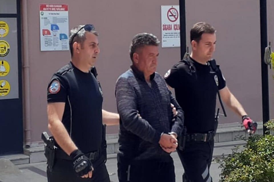 Aydın'ın S&ouml;ke il&ccedil;esinde, tartıştığı eşi Zehra &Ccedil;i&ccedil;ek'i (37) tabancayla vurarak
