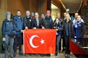 Depremlerin ardından b&ouml;lgedeki &ccedil;alışmalara katılmak i&ccedil;in yurt dışından gelen arama-kurtarma