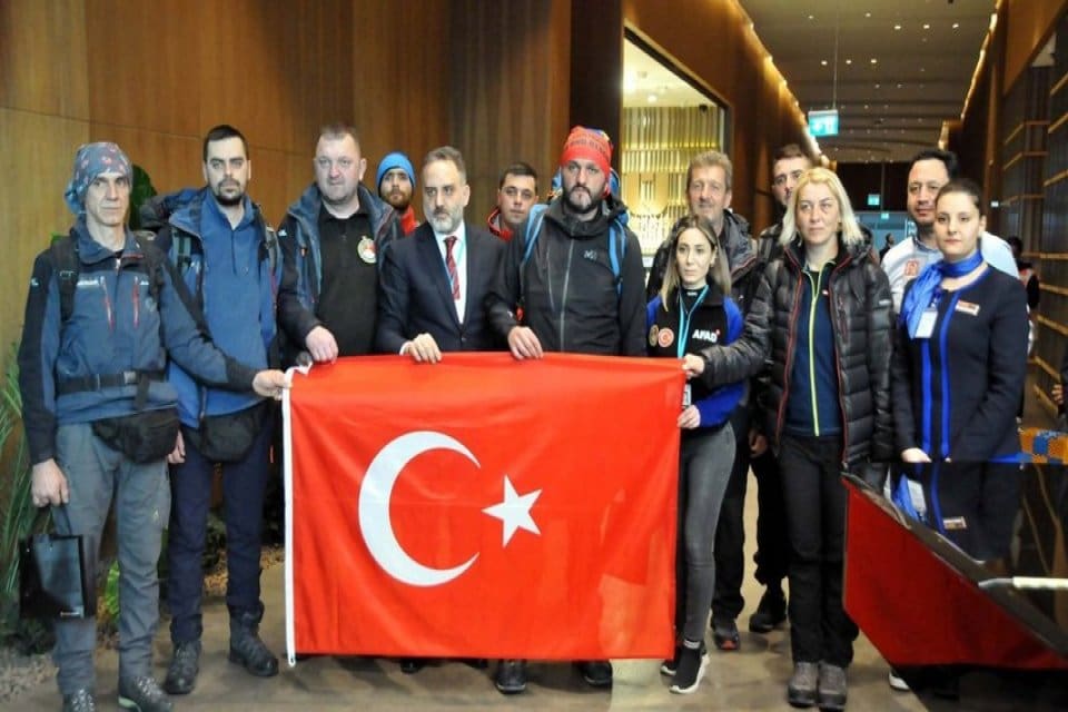 Depremlerin ardından b&ouml;lgedeki &ccedil;alışmalara katılmak i&ccedil;in yurt dışından gelen arama-kurtarma