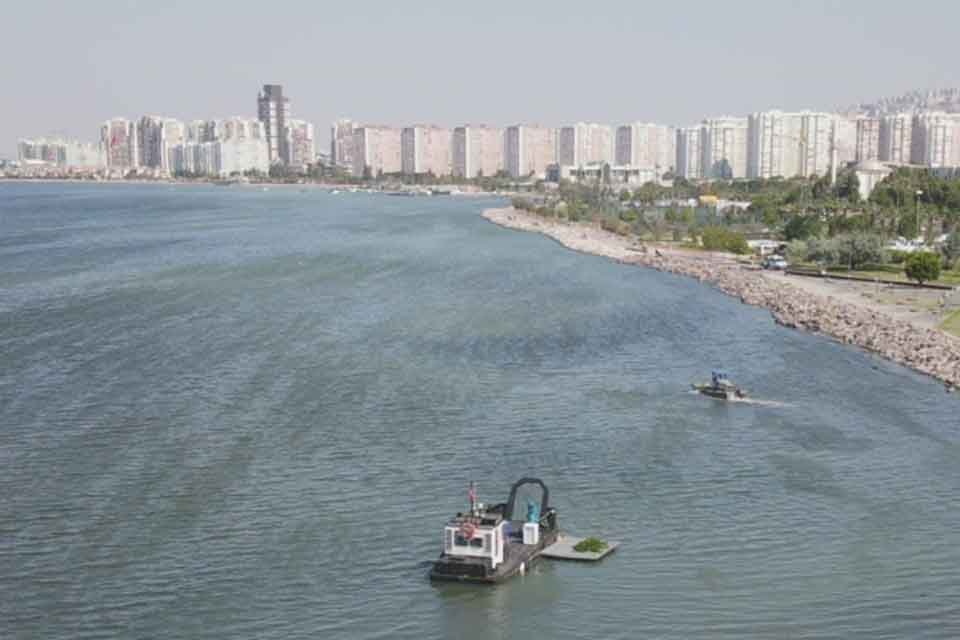 İzmir Büyükşehir Belediyesi ve İZSU Genel Müdürlüğü ekipleri “temiz Körfez”
