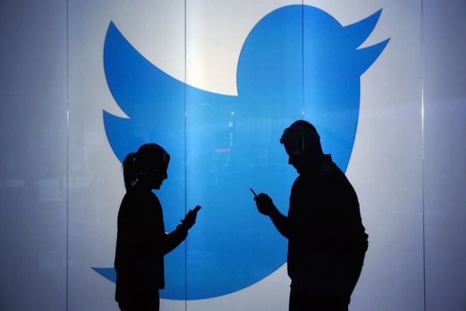 Amerikan merkezli sosyal medya kuruluşu Twitter, otomatik paylaşımlar yaparak g&uuml;ndemi