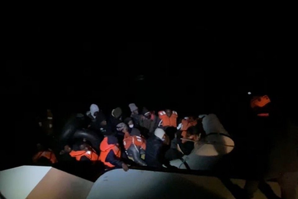 İzmir'in Karaburun ilçesi açıklarında, olumsuz hava şartları nedeniyle botları denizde