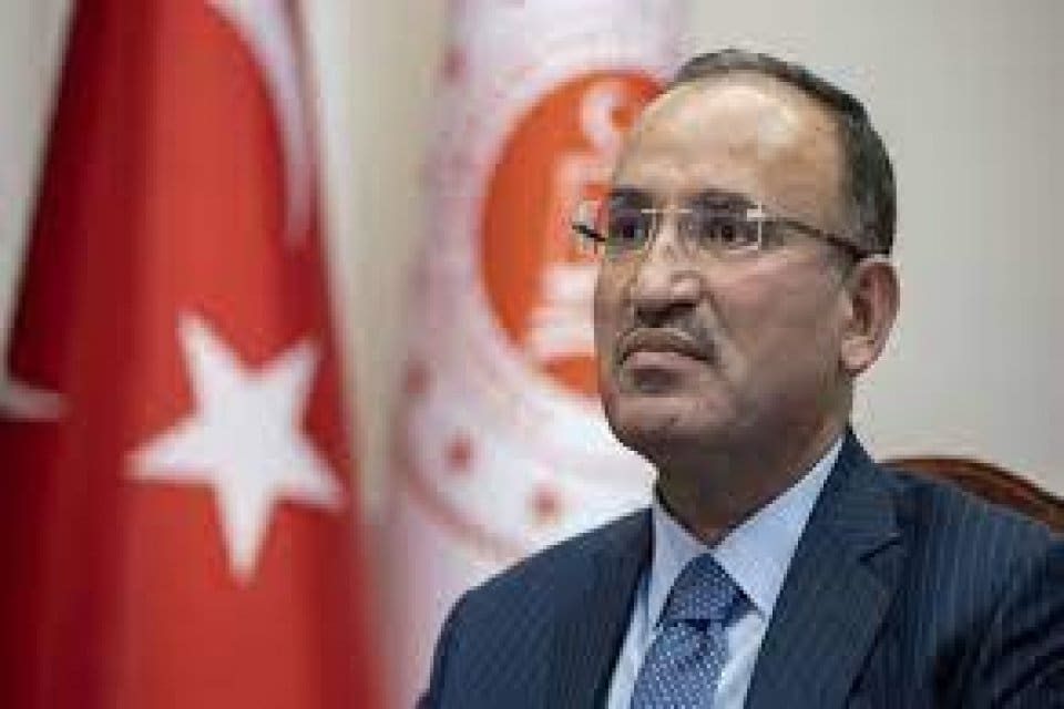 Adalet Bakanı Bekir Bozdağ, baş&ouml;rt&uuml;s&uuml;yle ilgili Anayasa &ccedil;alışmasının tamamlandığını, Cumhurbaşkanı