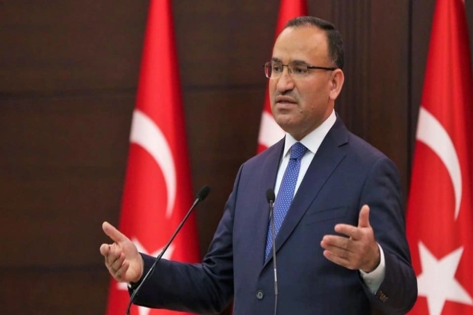 Adalet Bakanı Bekir Bozdağ,&nbsp;Anayasa değişikliği ile ilgili birtakım a&ccedil;ıklamalarda bulundu.