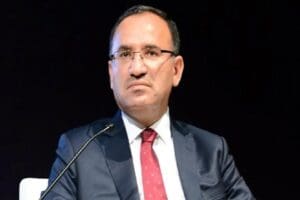 Adalet Bakanı Bekir Bozdağ, baş&ouml;rt&uuml;s&uuml;ne anayasal g&uuml;venceyle ilgili İYİ Parti
