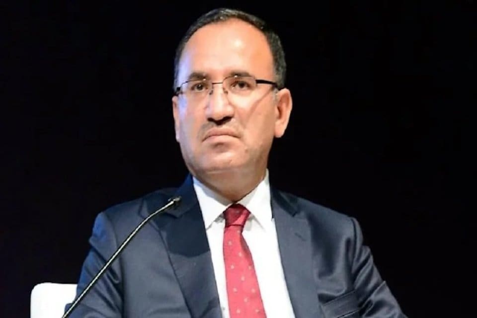 Adalet Bakanı Bekir Bozdağ, baş&ouml;rt&uuml;s&uuml;ne anayasal g&uuml;venceyle ilgili İYİ Parti