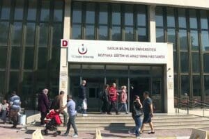 İzmir'in Karabağlar il&ccedil;esindeki bir hastanede g&ouml;revli sağlık memuru, pansuman odasında