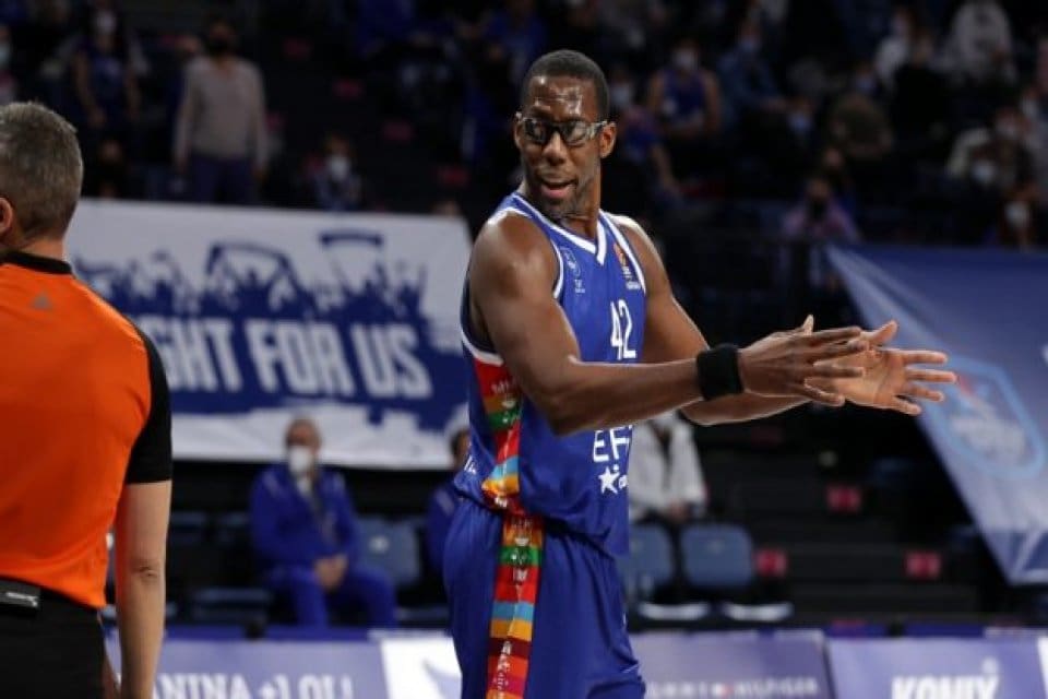 Anadolu Efes, trafik kazası ge&ccedil;iren yıldız oyuncusu Bryant Dunston'ın son