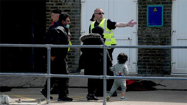 İngiltere'de sığınmacılara, bir yıl s&uuml;recek yeni bir pilot program &ccedil;er&ccedil;evesinde