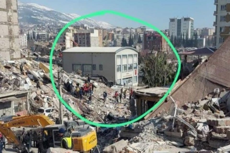 Kahramanmaraş'ta İnşaat M&uuml;hendisleri Odası&rsquo;nın İl Temsilciliği binası, &ccedil;evresindeki binaların yerle