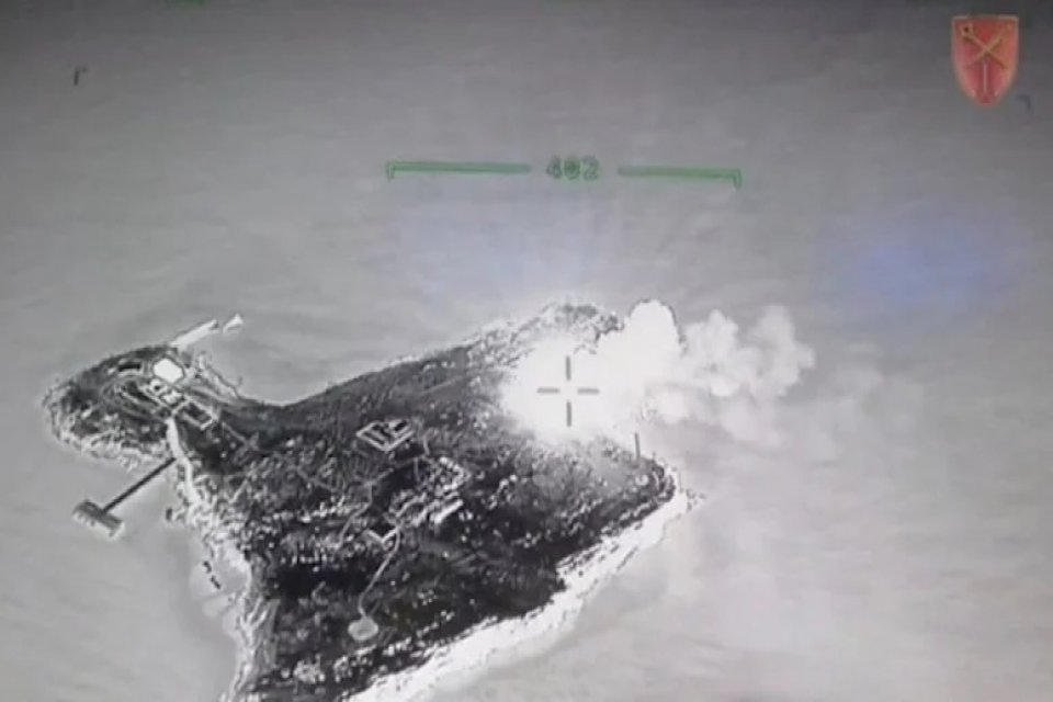Ukrayna, paylaştığı drone g&ouml;r&uuml;nt&uuml;leriyle Yılan Adası'nda Rus hedeflerinin imha edildiğini