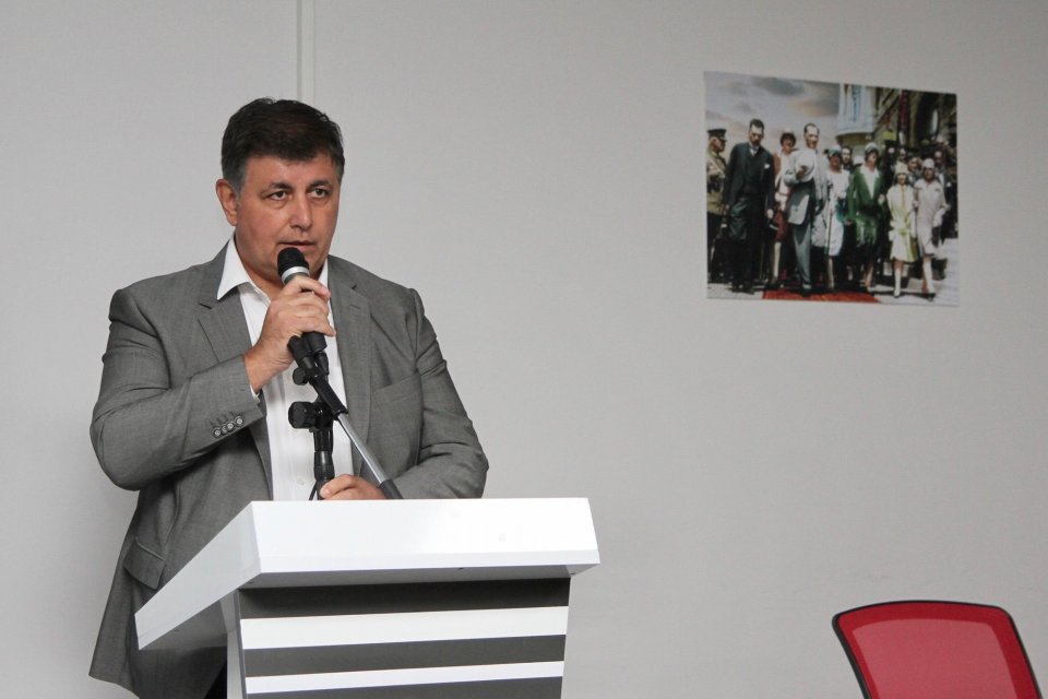 İzmir’e büyük bir sevdayla bağlı olan ve bu kente sunduğu