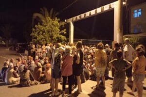 İzmir'in Dikili il&ccedil;esinde Jandarma Komutanlığı &ouml;n&uuml;nde yapılan eylem sonrası kayıp