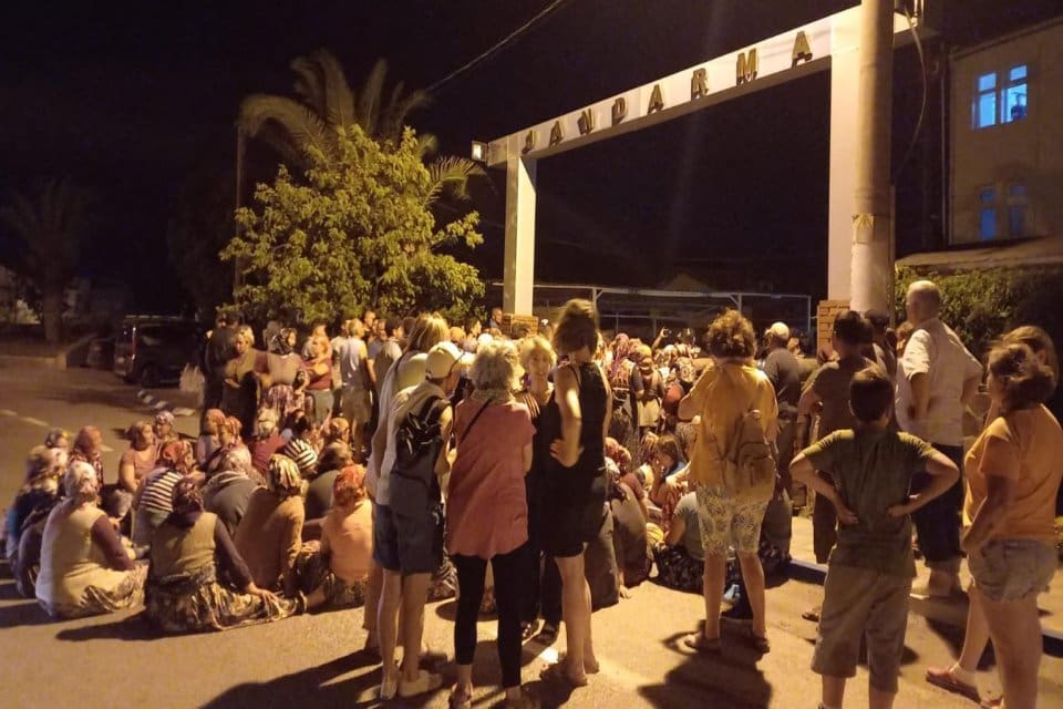 İzmir'in Dikili il&ccedil;esinde Jandarma Komutanlığı &ouml;n&uuml;nde yapılan eylem sonrası kayıp