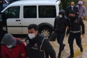 Aydın ve İzmir&rsquo;de, otomobillerin kilometresini d&uuml;ş&uuml;r&uuml;p, hasarlarını gizleyerek yaklaşık 38