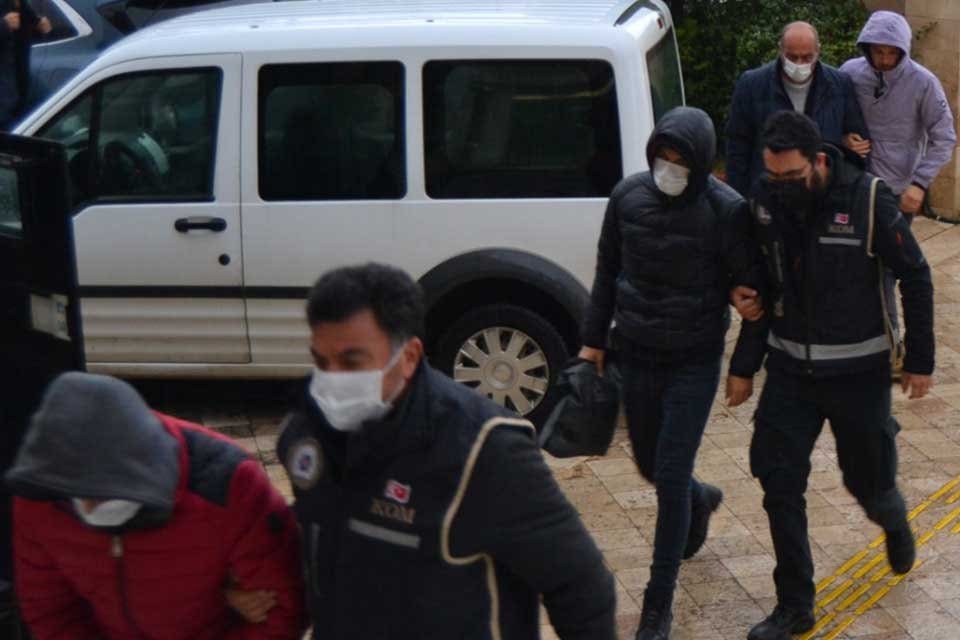 Aydın ve İzmir&rsquo;de, otomobillerin kilometresini d&uuml;ş&uuml;r&uuml;p, hasarlarını gizleyerek yaklaşık 38