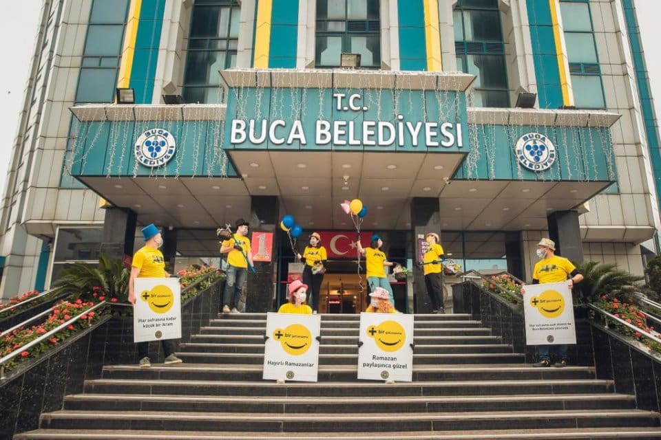 Buca Belediyesi,&nbsp; ramazan ayı boyunca, g&ouml;revleri nedeniyle &ccedil;alışırken sokakta olan