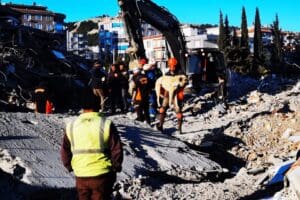 Afet b&ouml;lgesinde yaraları sarmak i&ccedil;in canla başla &ccedil;alışan Buca Belediyesi