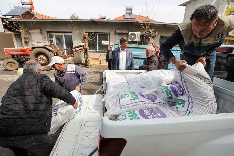 BUCA Belediyesi, bamya ve kavun üretiminde kullanılmak üzere ilçedeki çiftçilere