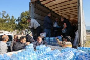 Buca Belediyesi afet b&ouml;lgesinde mobil mutfak kurdu. Belediye, 5 bin