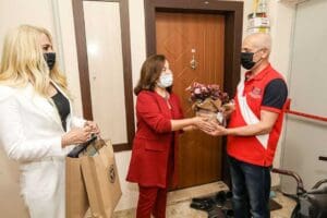 Buca Belediyesi, &ouml;zel g&uuml;nlerinde&nbsp; huzurevindeki babaları yalnız bırakmadı. Kadın ve