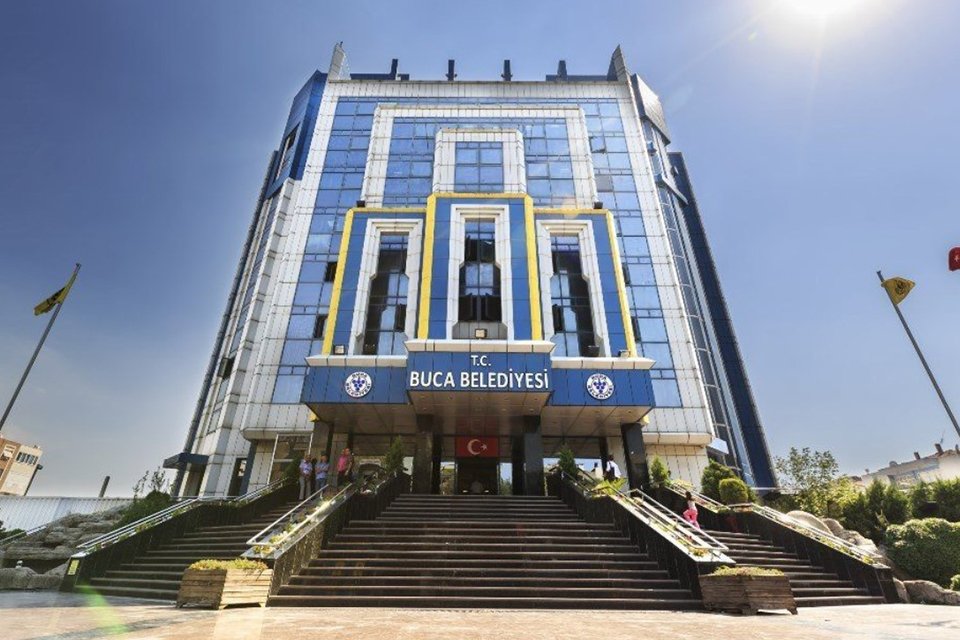 Buca Belediyesi'ne bağlı Park ve Bah&ccedil;eler M&uuml;d&uuml;rl&uuml;ğ&uuml; binasına silahla 3