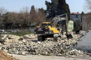 İzmir'de, 62 yıllık hizmet sonrası kapatılıp, yıkımına başlanan Buca Cezaevi'nde,