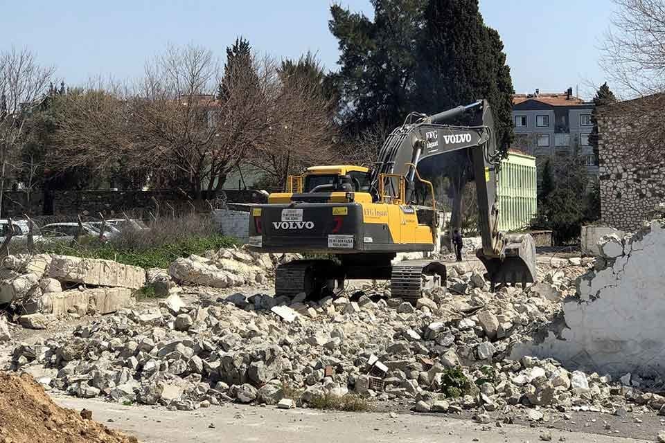 İzmir'de, 62 yıllık hizmet sonrası kapatılıp, yıkımına başlanan Buca Cezaevi'nde,