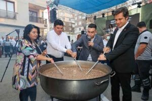 Buca&rsquo;da, Muharrem ayında geleneksel hale getirilen aşure ikramı, yurttaşların yoğun