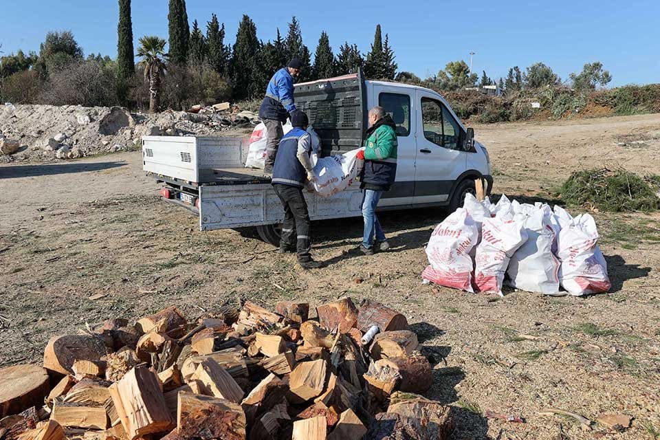 İZMİR yılın en soğuk g&uuml;nlerini yaşarken Buca Belediyesi kalpleri ısıtan