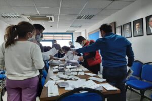 Buca Belediyesi&rsquo;nde &ccedil;alışan bin 400 şirket iş&ccedil;isine gıda yardım kartları