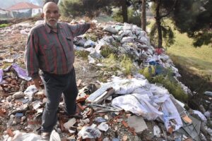 İzmir'in Buca ilçesindeki ormanlık alan, kaçak dökümler nedeniyle moloz ve