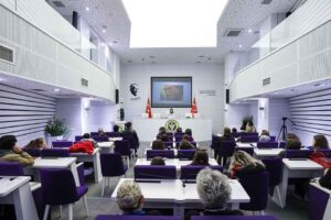 &Ccedil;ocuk&nbsp;ve ebeveyn arasındaki anlaşmazlıkların sebepleri Buca&rsquo;da masaya yatırıldı. Eğitimci Dr.