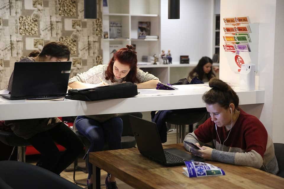 &Uuml;NİVERSİTELERİN y&uuml;z y&uuml;ze eğitime başlamasıyla birlikte Buca Belediyesi&rsquo;nin Tarık Akan