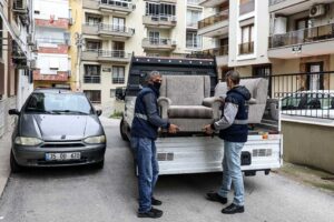 BUCA Belediyesi’nin eşya bankasında toplanan kullanılabilir durumdaki ev eşyaları, ihtiyaç