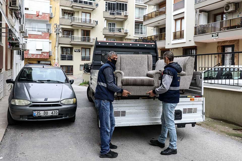 BUCA Belediyesi’nin eşya bankasında toplanan kullanılabilir durumdaki ev eşyaları, ihtiyaç